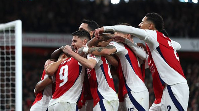 שחקני ארסנל חוגגים בעונת 2024/25 (צילום: Alex Pantling)