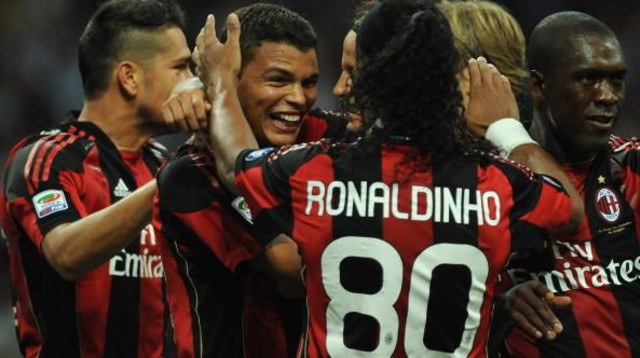 שחקני מילאן חוגגים בעונת 2010/11 (צילום: Valerio Pennicino)