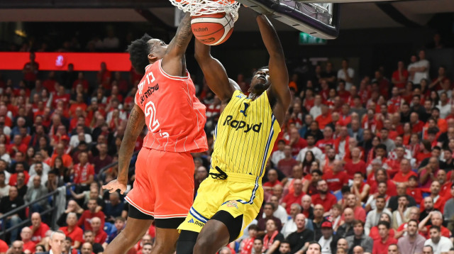 שחקן מכבי תל אביב ג'יילן הורד מטביע על שחקן הפועל תל אביב אנטוניו בלייקני (צילום: ברני ארדוב)