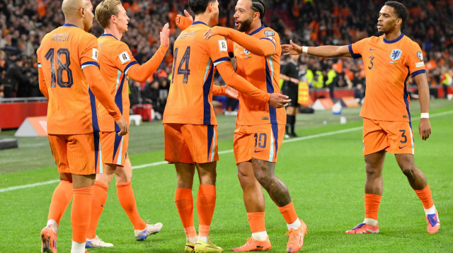 שחקני נבחרת הולנד חוגגים עם טיג'אני ריינדרס (צילום: GettyImages)