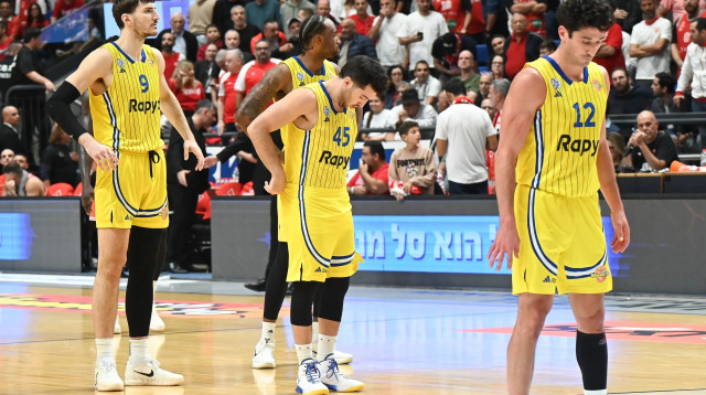 שחקני מכבי תל אביב ג'ון דיברתולומאו, תמיר בלאט, רומן סורקין, אושיי בריסט (צילום: ברני ארדוב)