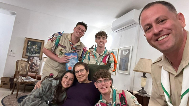 חניכי הצופים מחלקים מארזי חג למשפחות שכולות (צילום: תנועת הצופים)