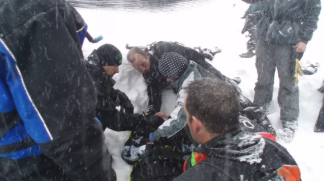 מפולת השלגים בה היה קבור (צילום: צילום מסך the miror)