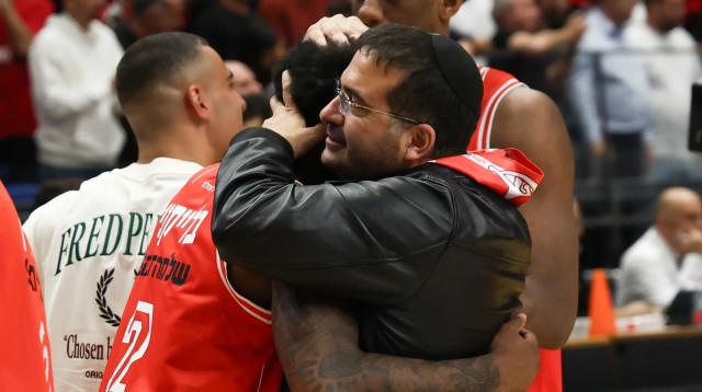 בעלי הפועל תל אביב עופר ינאי עם אנטוניו בלייקני (צילום: דני מרון)