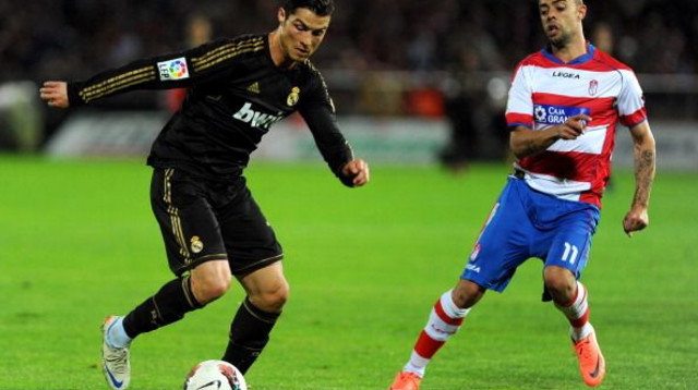 דני בניטס מול כריסטיאנו רונאלדו (צילום: JORGE GUERRERO / Stringer)