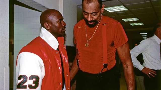 מייקל ג'ורדן ווילט צ'מברלין בחגיגות לציון 50 שנה ל-NBA (צילום: Glenn James)