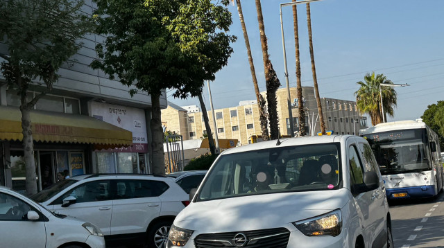 פפקים בדרך לתחנת הרכבת בקריית גת (צילום: דן עזרא)