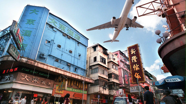 מטוס נוחת בשדה התעופה קאי טאק (צילום: FREDERIC BROWN/AFP via Getty Image)