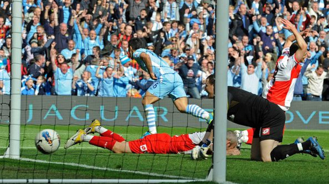 אגוארו בשער הניצחון ההיסטורי (צילום: Gettyimages)