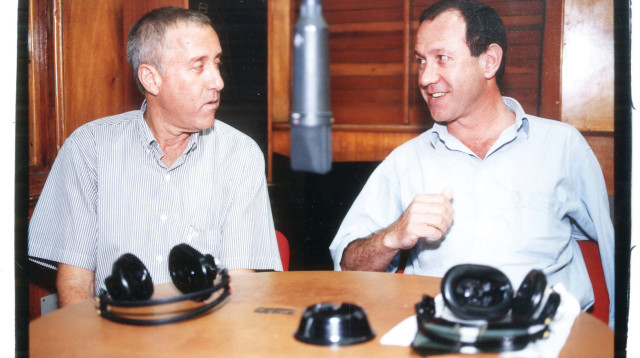 יומן הבוקר ב"קול ישראל" עם חנן קריסטל וגבי גזית, 1993 (צילום: יהונתן שאול)