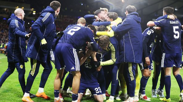 שחקני סקוטלנד חוגגים את הרביעי מול דנמרק והבטחת העלייה למונדיאל (צילום: Craig Williamson - SNS Group)