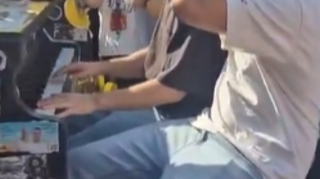 אלון אהל מנגן בכיכר החטופים (צילום: מטה משפחות החטופים)