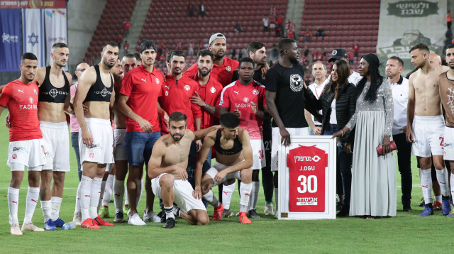 ג'ון אוגו, אלונה ברקת ושחקני הפועל ב"ש (צילום: דני מרון)