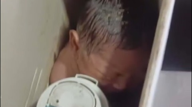 התינוקת במיכל האסלה (צילום: צילום מסך רשת X)