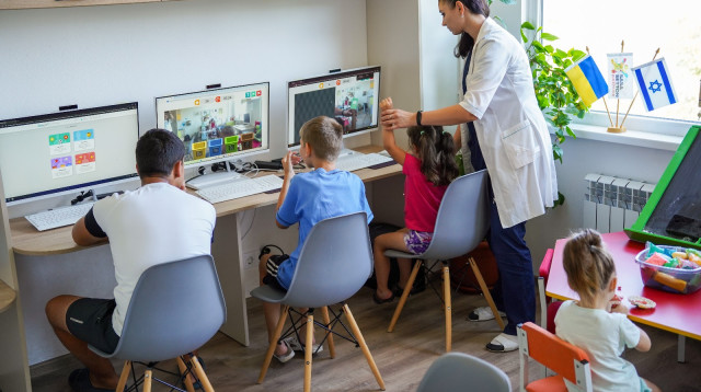 ילדים לומדים בבית החולים  (צילום: באדיבות סאסא סטון וקרן אלון  לחינוך)