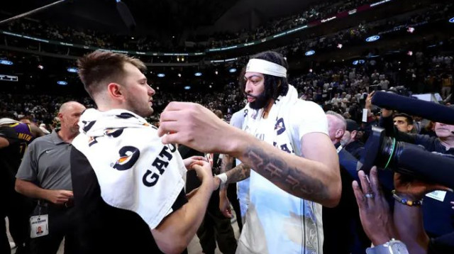 לפחות במפגש הזה, ברור מי "ניצחה" בטרייד. דייויס עם דונצ'יץ' (צילום: אימג'בנק  GettyImages, Sam Hodde)