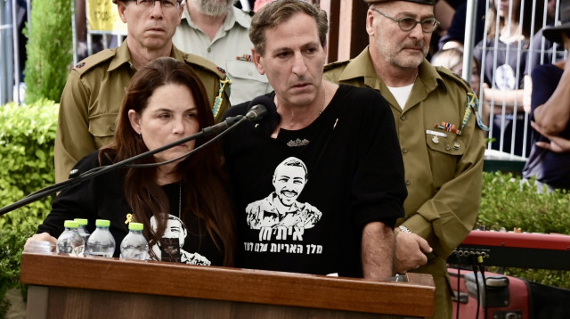 רובי חן מספיד את בנו איתי חן  (צילום: אבשלום ששוני)