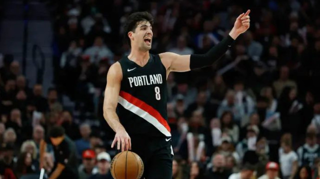 רכז, סקורר, ריבאונדר, מה שצריך. אבדיה מנהל את המשחק (צילום: GettyImages)