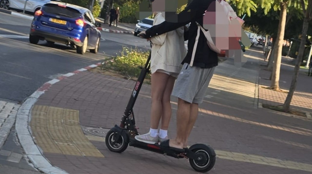 ילדים על קורקינט (צילום: אלון חכמון)