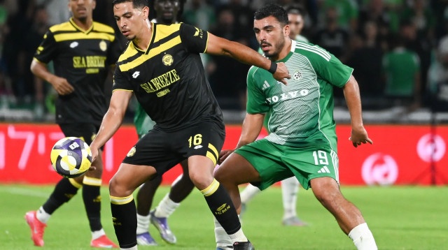 שחקן מכבי חיפה, איתן אזולאי, מול שחקן מכבי נתניה, בסאם זערורה (צילום: ברני ארדוב)