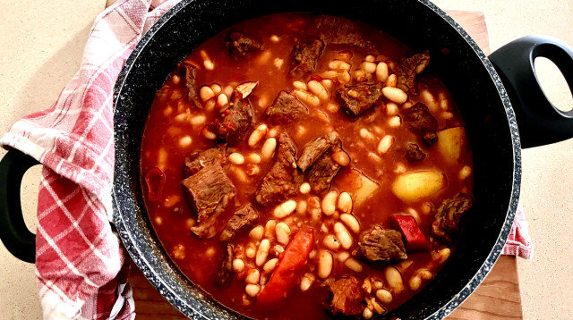 קדרת שעועית וכמון /  טְבִּיכַת לוּבְיָה בִּלכַּמוּן (צילום: פסקל פרץ-רובין)