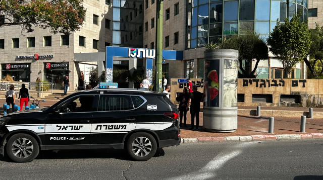 כוחות משטרה מחוץ למשרדי ערוץ 13 (צילום: אבשלום ששוני)