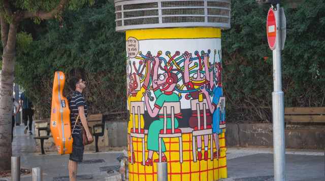 פירי הבזק כקנבסים לאמנים בתל אביב (צילום: אילן ספרא)