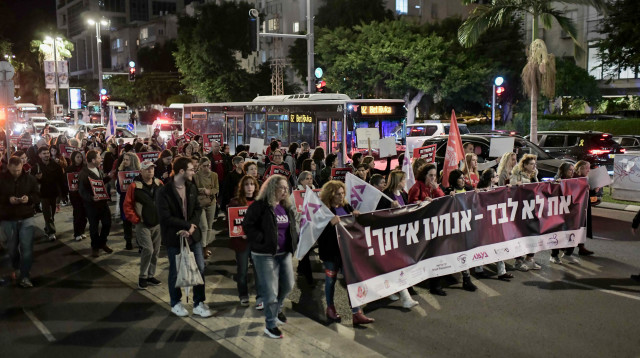 מצעד בת"א לציון יום המאבק הבינלאומי למניעת אלימות נגד נשים, 2022 (צילום: תומר נויברג, פלאש 90)