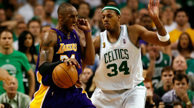 קובי בריאנט שחקן לוס אנג'לס לייקרס מול פול פירס שחקן בוסטון 2008 (צילום: GettyImages)