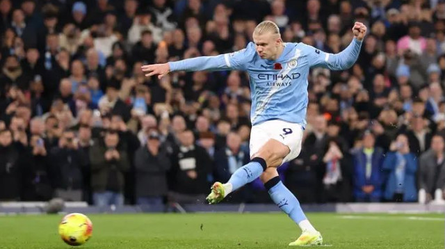 החמיץ מהנקודה הלבנה. הולאנד (צילום: GettyImages)