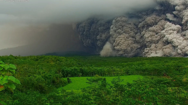התפרצות הר הגעש סמרו באינדונזיה (צילום: רויטרס)