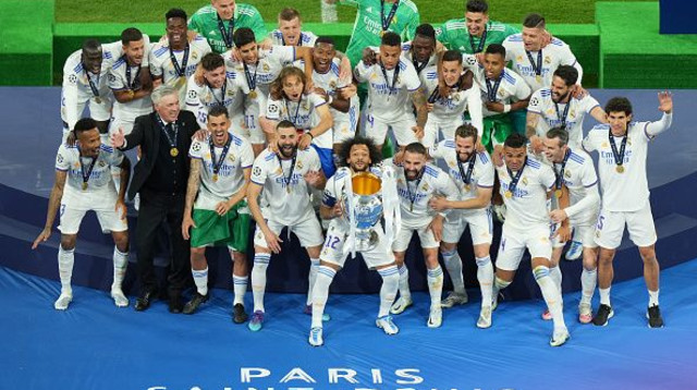 קורטואה ושחקני ריאל מדריד (צילום: Angel Martinez - UEFA / Contributor)