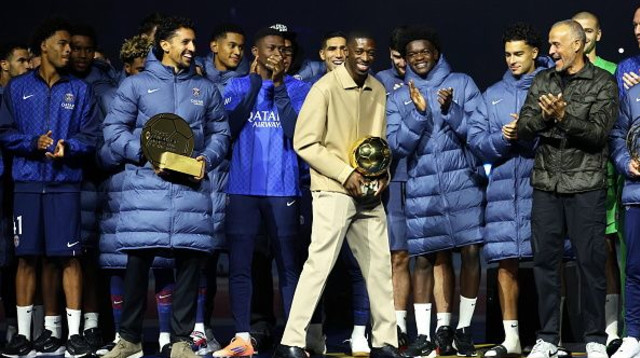 שחקני פריז סן ז'רמן ולואיס אנריקה עם הפרסים האישיים (צילום: Gettyimages)