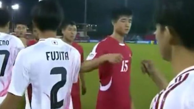 השחקנים הצפון קוריאנים מאגרפים את היפנים (צילום: צילום מסך, X (טוויטר))