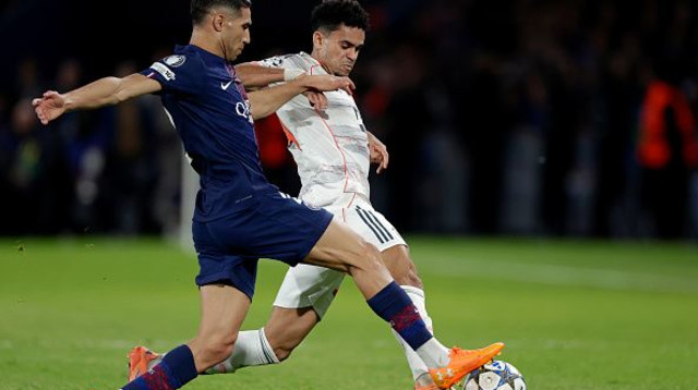 לואיס דיאס במדי באיירן מינכן מול אשרף חכימי במדי פ.ס.ז' (צילום: Soccrates Images)