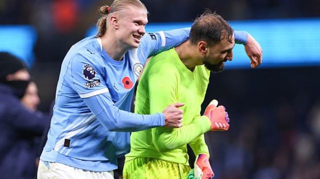 ג'אנלואיג'י דונארומה וארלינג הולאנד חוגגים במדי מנצ'סטר סיטי (צילום: Robbie Jay Barratt - AMA)