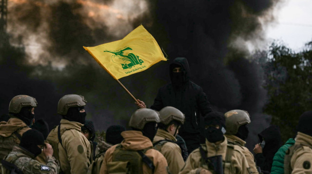 מחבל חיזבאללה וחיילי צבא לבנון (צילום: IBRAHIM AMRO/AFP via Getty Images)