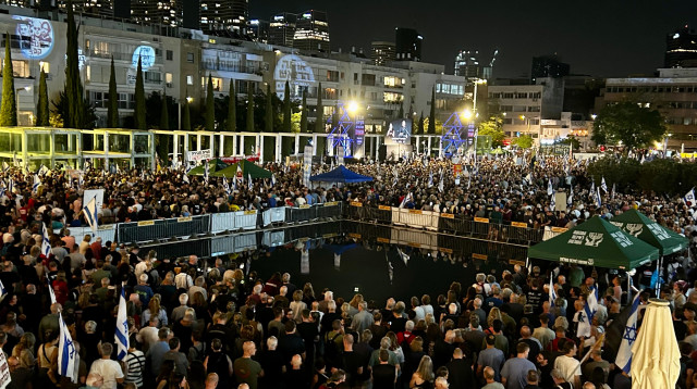 הפגנה בכיכר הבימה (צילום: אבשלום ששוני)