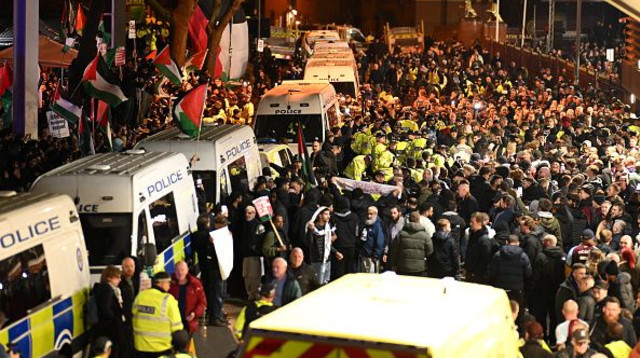 הפגנות לפני משחקה של מכבי תל אביב מול אסטון וילה (צילום: Clive Mason)