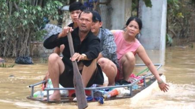 אזרחים בויאטנם שטים על רפסודה מאולתרת במהלך הצפות במדינה (צילום: רשתות חברתיות, שימוש לפי סעיף 27 א')