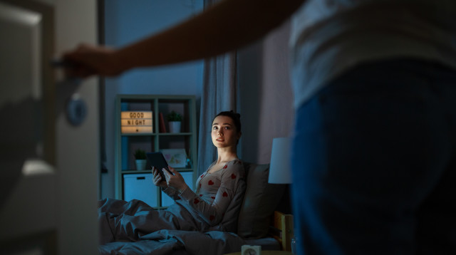 נערה בטלפון (צילום: אינג אימג')