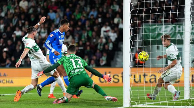 ג'וד בלינגהאם כובש (צילום: Angel Martinez / Stringer)