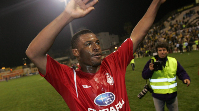 אוגבונה במדי הפועל תל אביב (צילום: דני מרון)