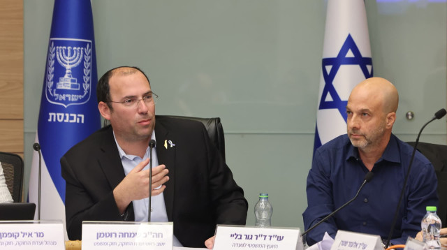 שמחה רוטמן ויועמ"ש ועדת חוקה, עו"ד ד"ר גור בליי (צילום: מרק ישראל סלם)