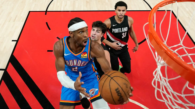 שיי גילג'ס אלכסנדר שחקן אוקלהומה סיטי ת'אנדר מול דני אבדיה שחקן פורטלנד בלייזרס (צילום: GettyImages, Soobum Im)