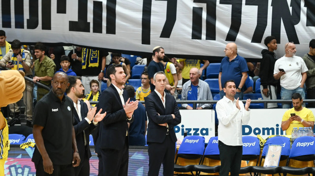 מאמן מכבי תל אביב עודד קטש לצד עמי ביטון, גיא פניני, קורי קאר (צילום: ברני ארדוב)