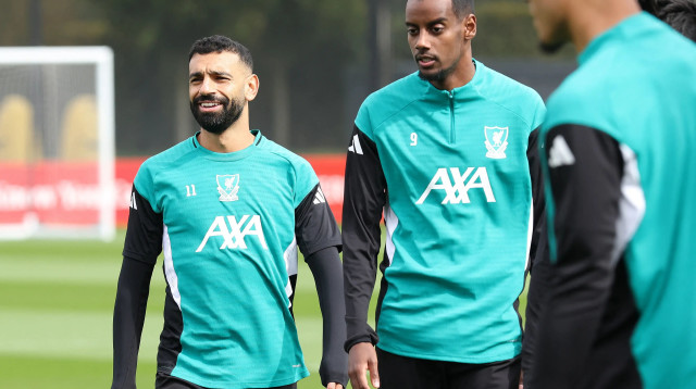 מוחמד סלאח לצד אלכסנדר איסק, ליברפול (צילום: GettyImages)