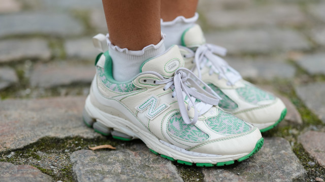 סניקרס של ניו בלאנס (צילום: GettyImages, Edward Berthelot/Getty Images)