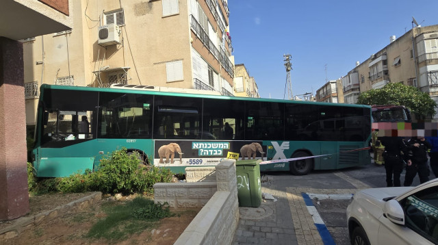 אוטובוס שהתנגש בחומה בחולון (צילום: תיעוד מבצעי מד"א)