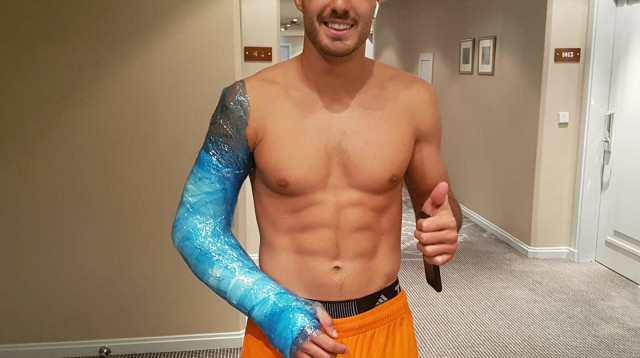 פז בן ארי לאחר הפציעה בבאקו (צילום: בני יהודה, רשמי)